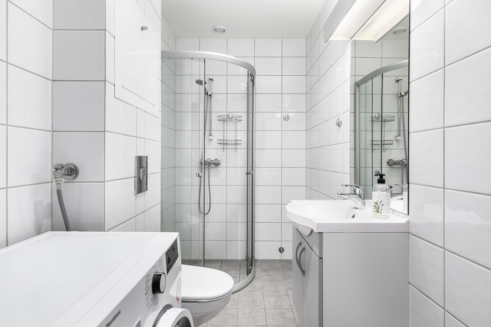 Badet er fra 2010 og funksjonelt. Enkelte utbedringer/tiltak er anbefalt i tilstandsrapport. Galleribilde