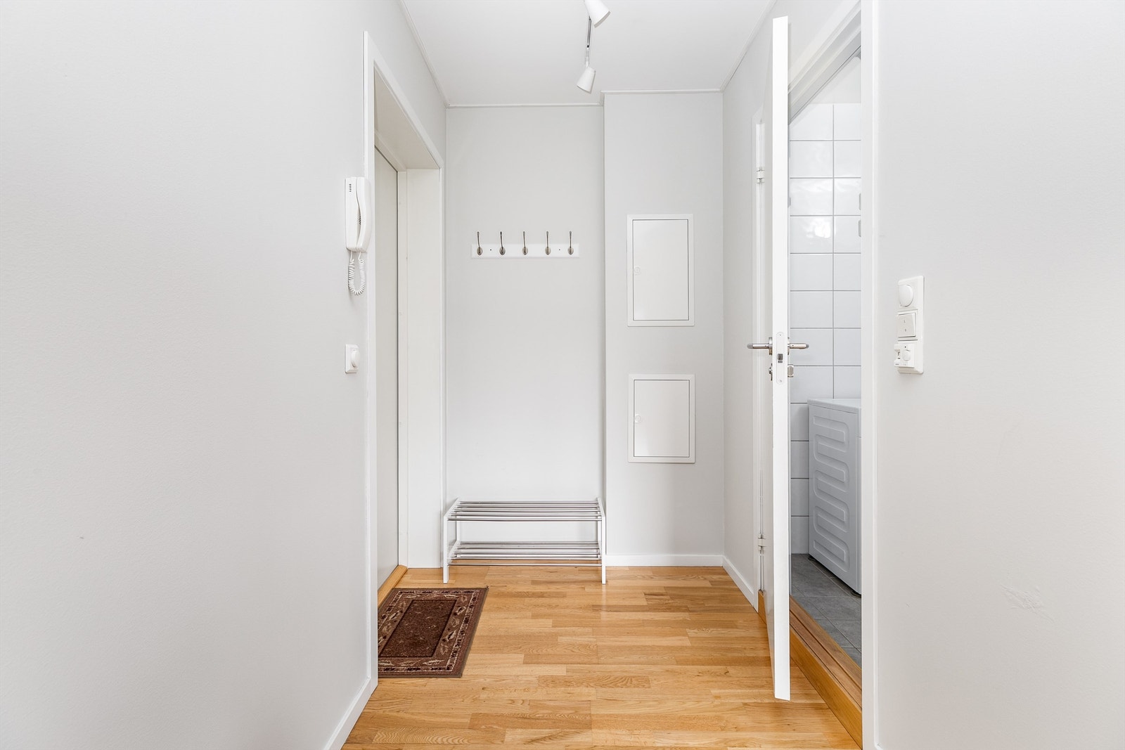 Badets innfelte spotter kan dimmes, det samme kan spotskinnen i entreen og over kjøkkenet. Galleribilde