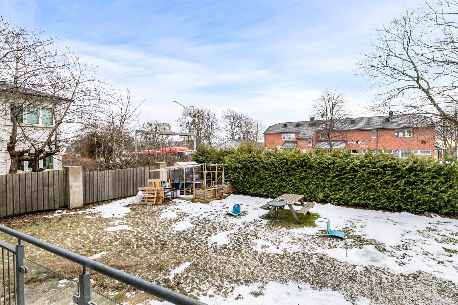 Hagen er fellesareal for beboerne. Her er det i årets varmere måneder mulighet til å dyrke egen grønnsaker og urter, med mer.
Fotograf; Børge Oppegård. Galleribilde