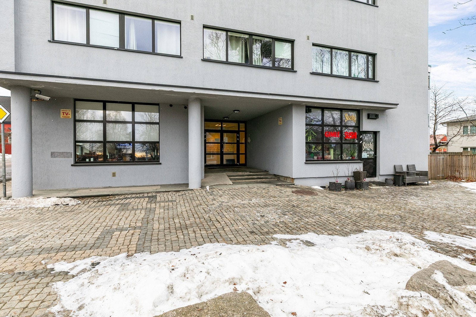 Hovedinngangen er i motsatt ende av bygget i forhold til leiligheten og har calling-anlegg. Biloppstillingsplass disponeres i bakgården. Galleribilde