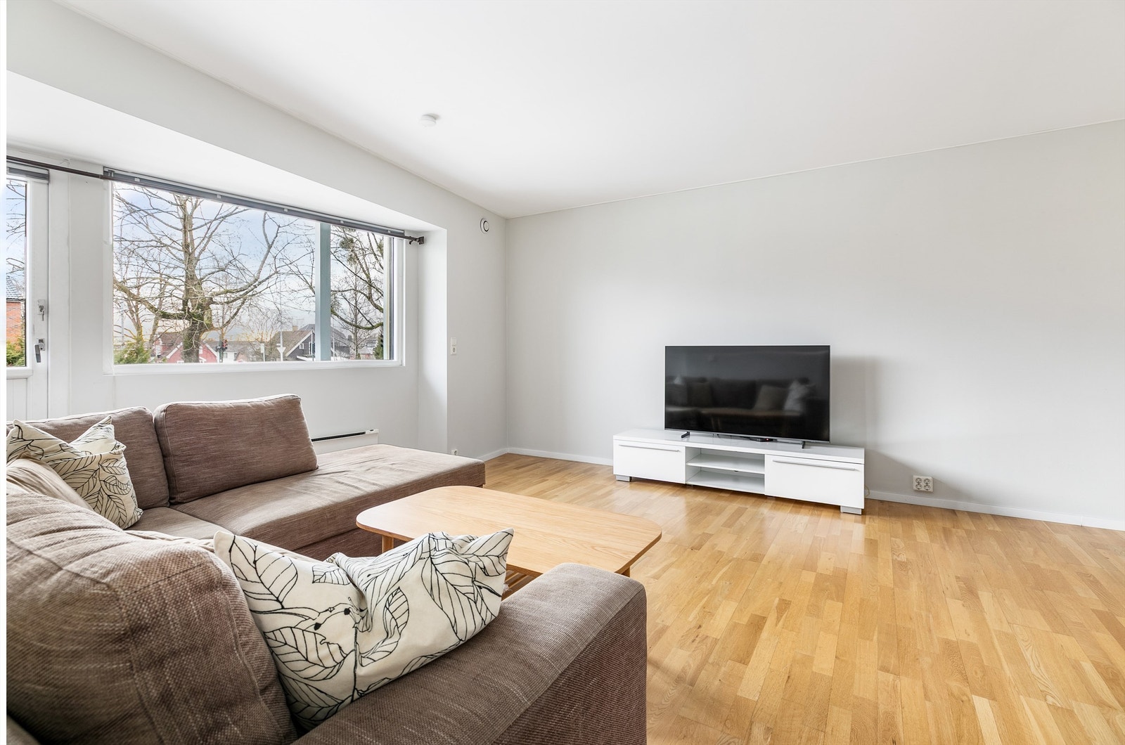 Tre-stavs parkett er lagt i alle rom utenom badet. Vegger og himlinger er utført med malte flater. Galleribilde