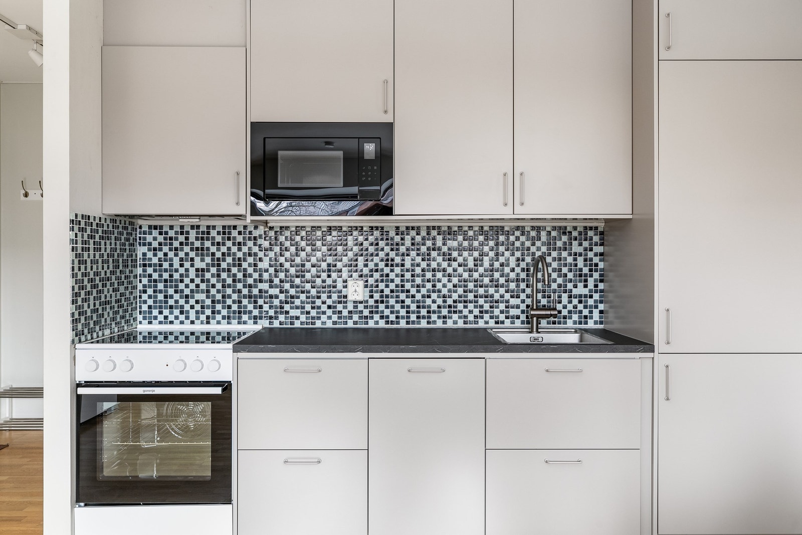 Helt ny og moderne kjøkkeninnredning ble installert i 2025, med de fleste hvitevarer integrert. Komfyrvakt og automatisk vannstopper er montert. Galleribilde