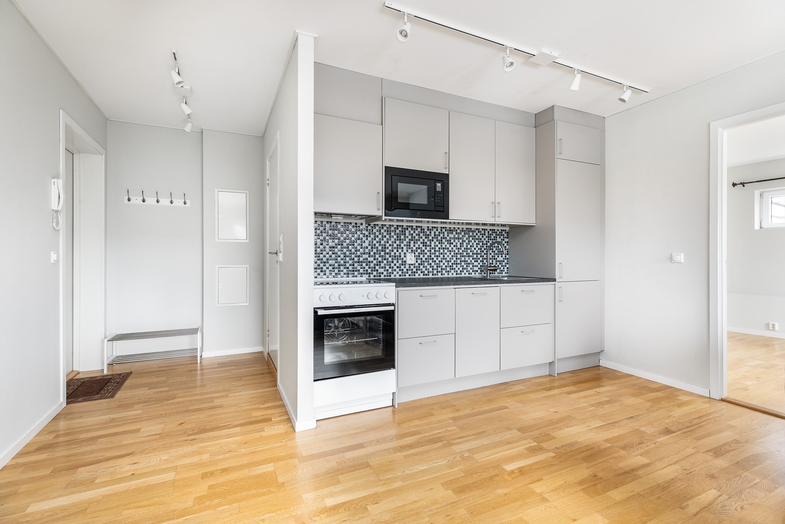 Arealet er svært effektivt utnyttet, blant annet med stuen og kjøkkenet i åpen løsning. Galleribilde