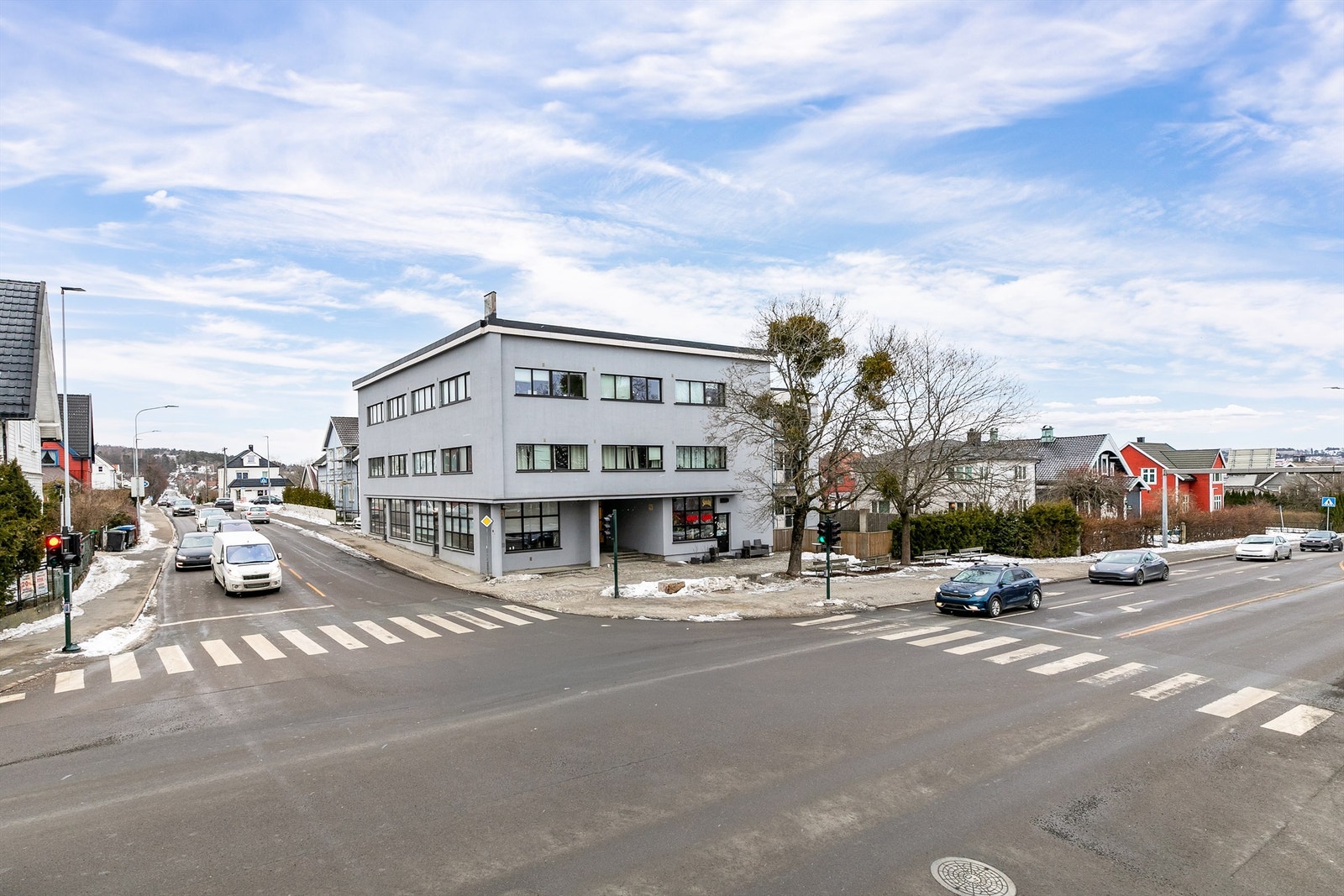 Fra Helgerødgata 33 er det gangavstand til både sentrum og togstasjonen. Buss stopper like utenfor. Galleribilde