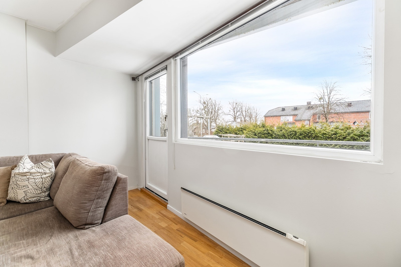 Leilighetens vinduer er alle fra 2009 og fyller både stuen og soverommet med mye naturlig lys, dagen gjennom. Galleribilde