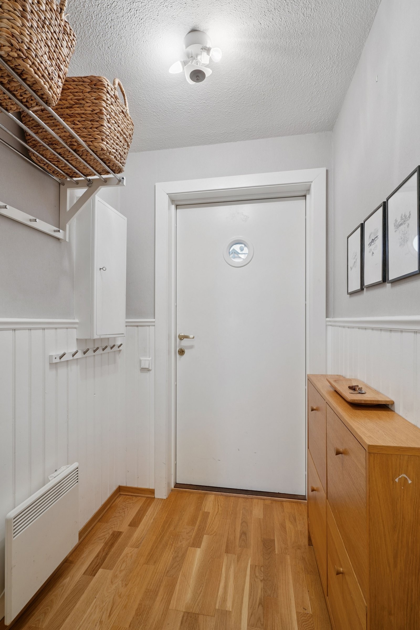 Inngangsparti direkte fra felleshage. Galleribilde