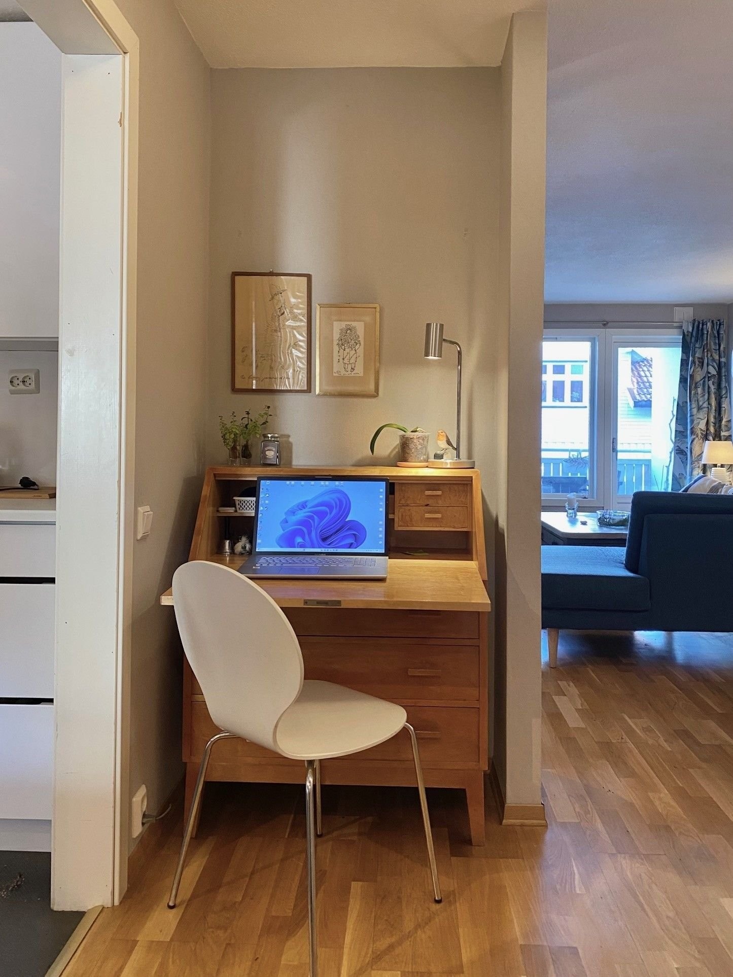 Lite kontor opprettet i inngangspartiet, mellom badet og kjøkkenet. Eller plass til et garderobe Galleribilde