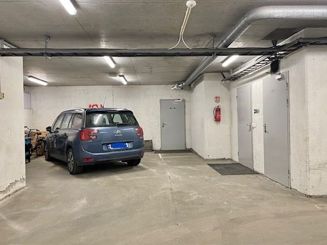 Garasejplass 101, ved siden av heisadgangen og en av inngangene til boder i kjelleren. Med mulighet til å installere ladestasjon for elbiler Galleribilde