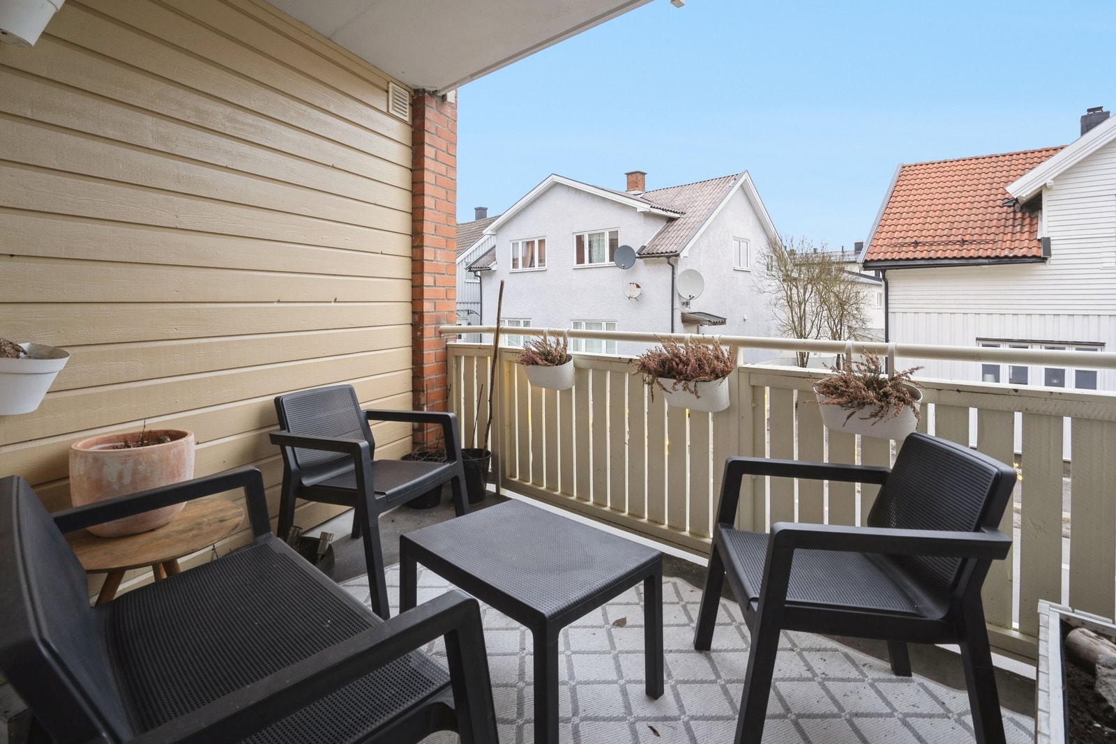 Fra stuen er det utgang til en overbygget balkong mot nordøst. Galleribilde