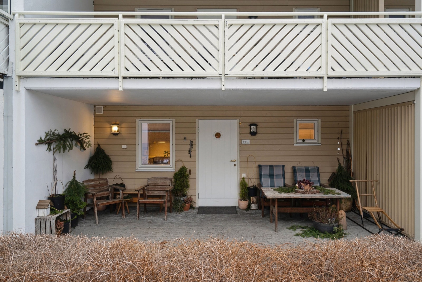 Ved inngangspartiet har leiligheten en solrik overbygget uteplass med sydvest. Galleribilde