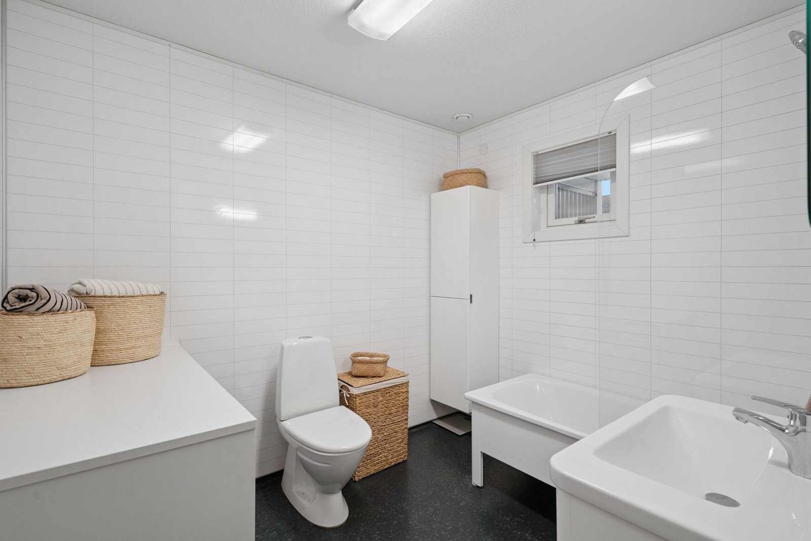 Baderommet med god plass til vaskemaskinen og tørketrommel. Galleribilde