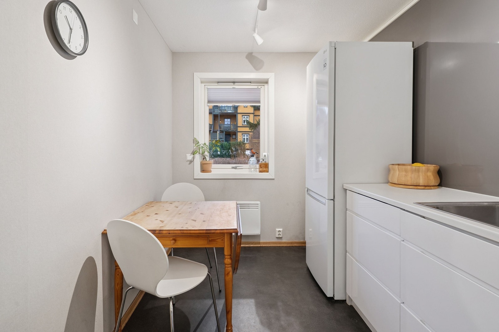 Man har muligheter for en liten spiseplass ved vinduet på kjøkkenet Galleribilde