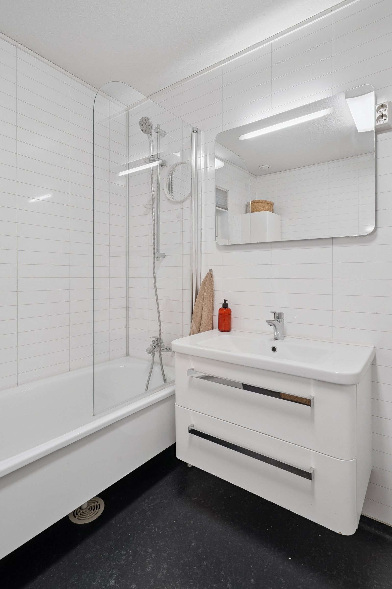 Baderommet er plassert i gangen. var pusset opp i 2014 med lyse delikate farge og gulvflater belagt med gulvbelegg. Vegger utført i baderomspanel. Badet er oppvarmet ved panelovn Galleribilde