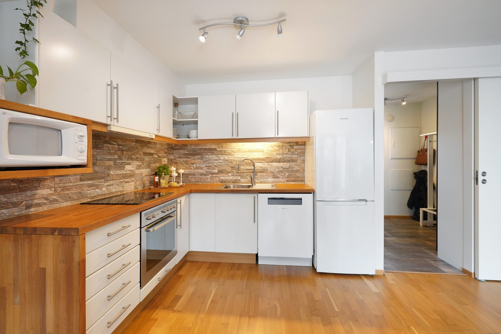 Kjøkkenet er ellers utstyrt med kjøkkenventilator med avtrekk via mekanisk avtrekksanlegg i boenheten. Galleribilde