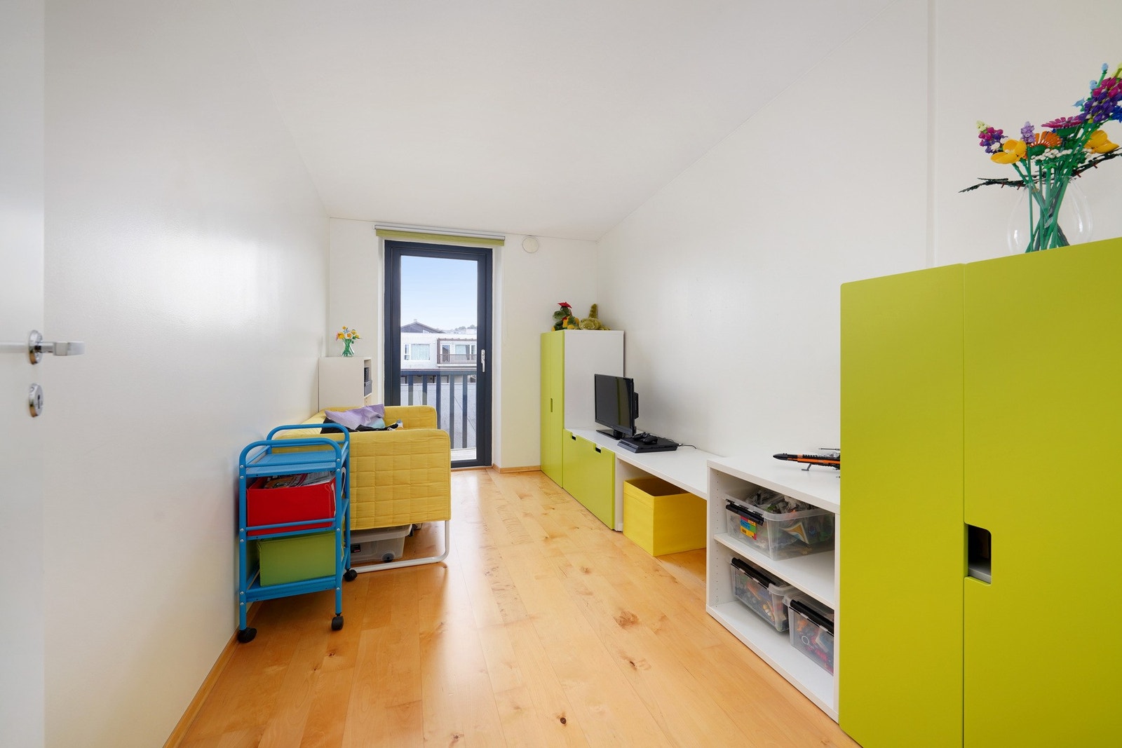 Fra soverommet (brukes som soverom) har man utgang til en trivelig balkong. Galleribilde