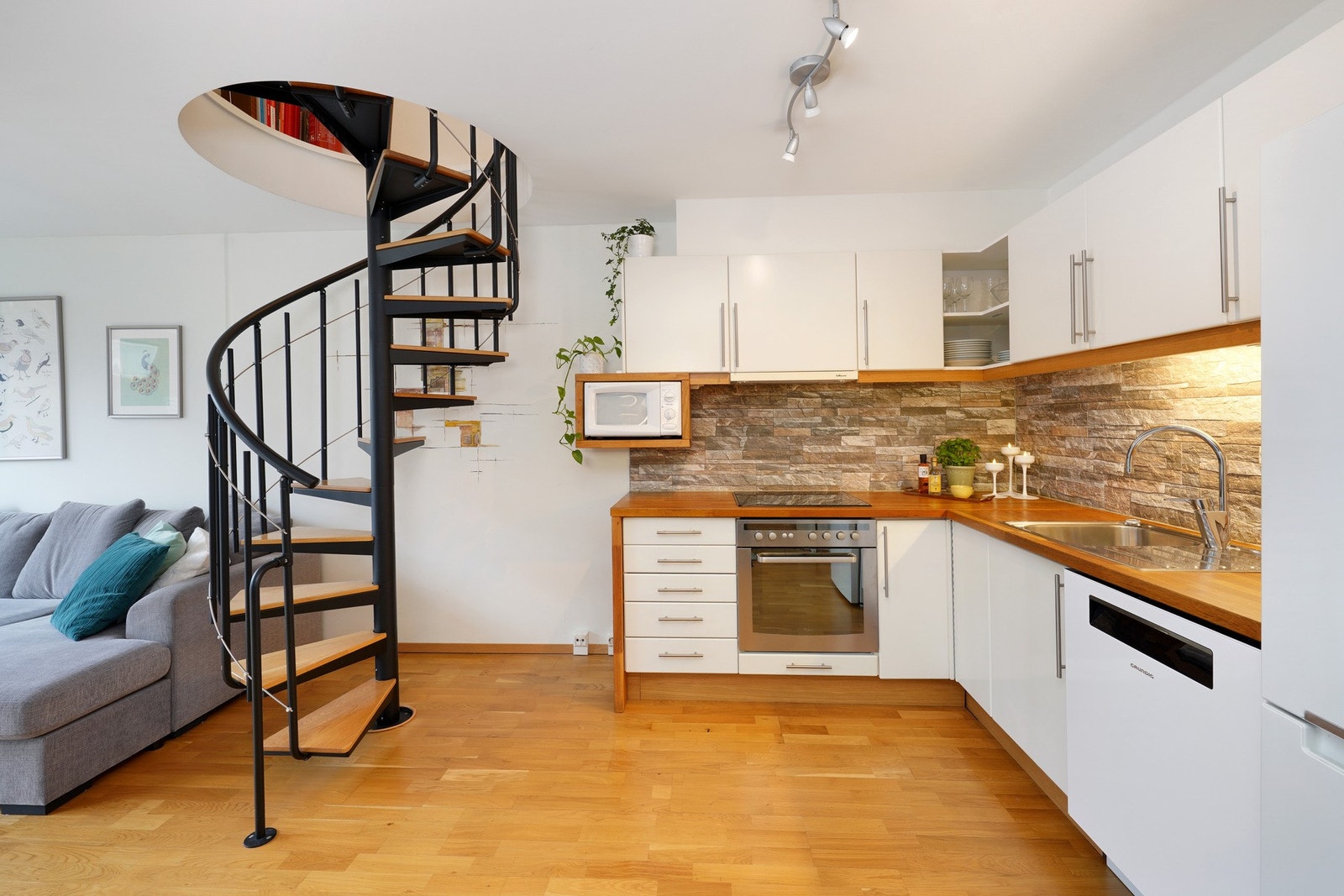 Kjøkkenet er tidløst innredet med hvit, slette fronter. Galleribilde