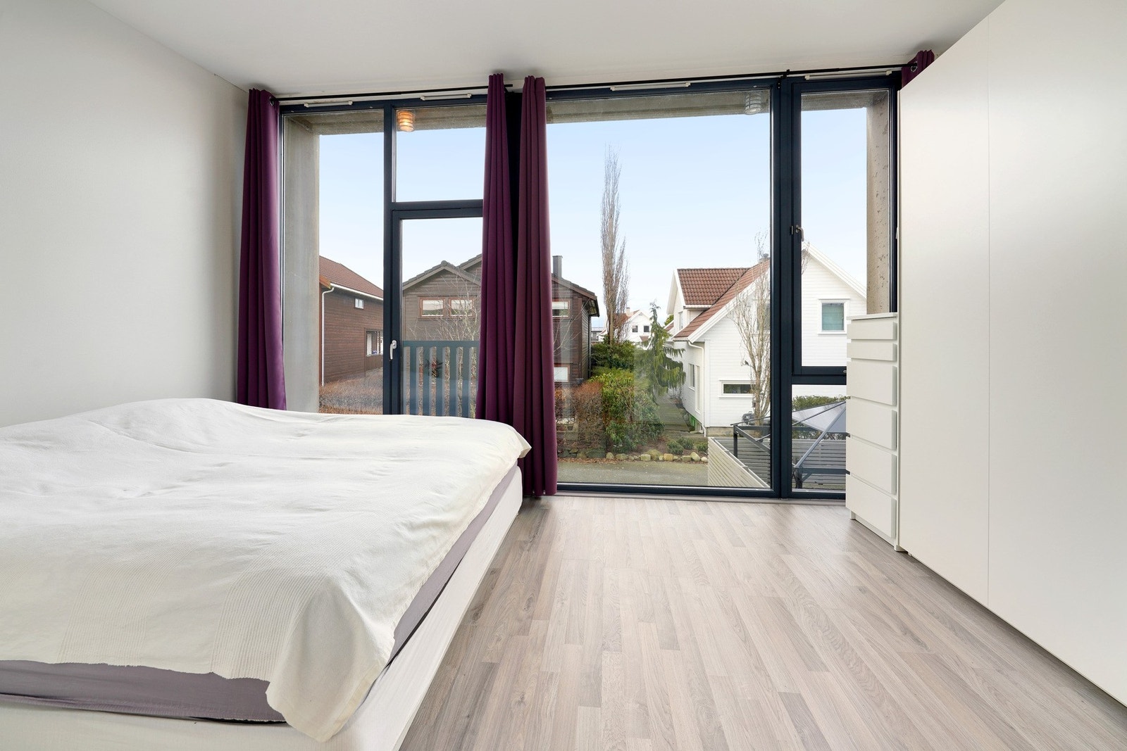 Hovedsoverommet er av god størrelse og utstyrt med stor garderobe som gir god lagringsplass. Galleribilde