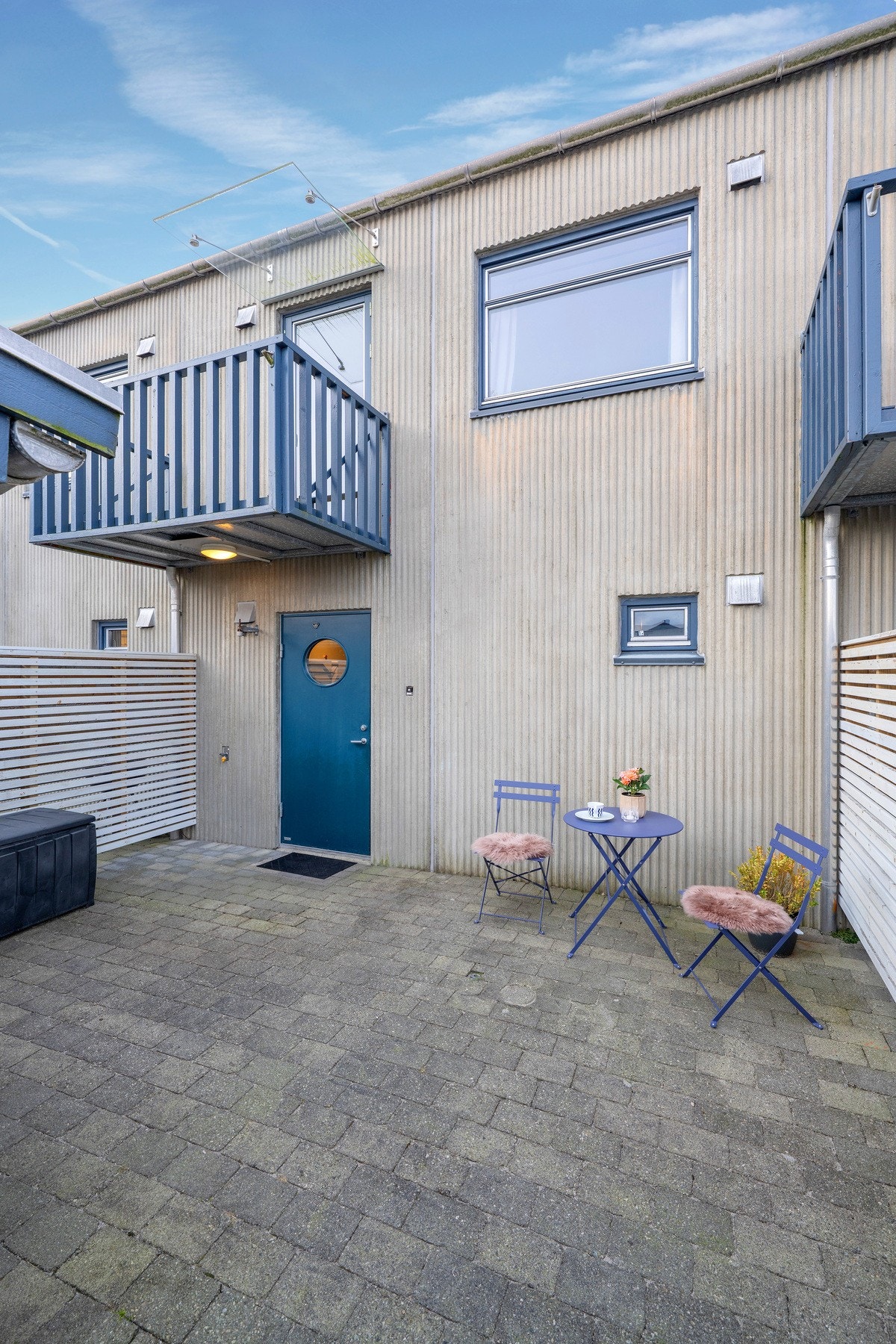 Inngangspartiet er flott opparbeidet med belegningsstein. Her får man umiddelbart et godt førsteinntrykk av boligen! Galleribilde