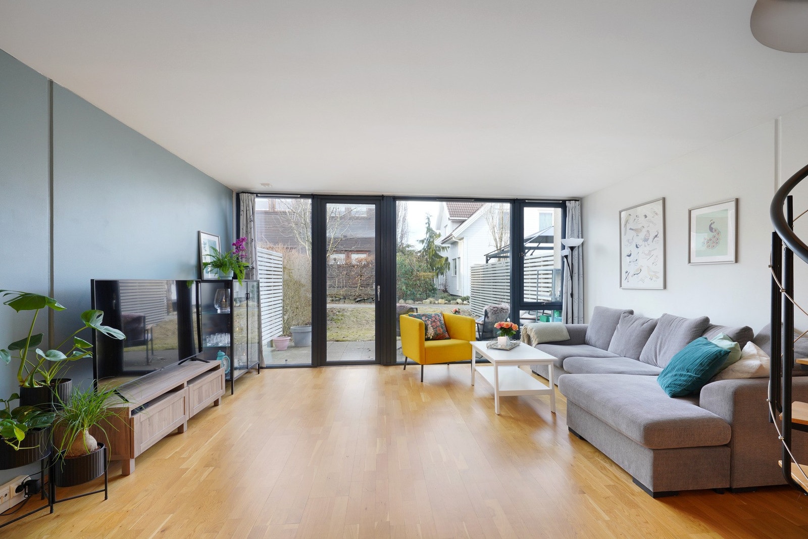 Et lyst og innbydende rom med store vindusflater som sørger for rikelig med lysinnslipp, samtidig som de skaper en god romfølelse. Galleribilde