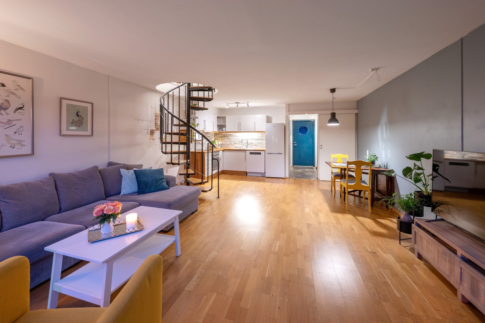 I stuen har man rom for å møblere med både sofagruppe og spisebord. Galleribilde