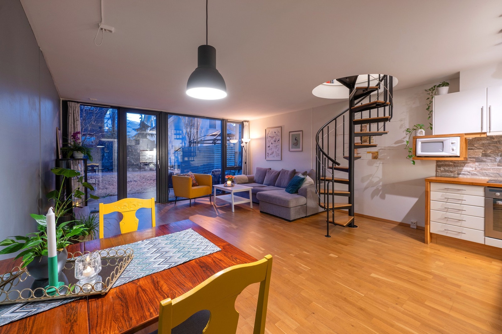 I første etasje finner man boligens sosiale sone med stue og kjøkken i åpen løsning Galleribilde