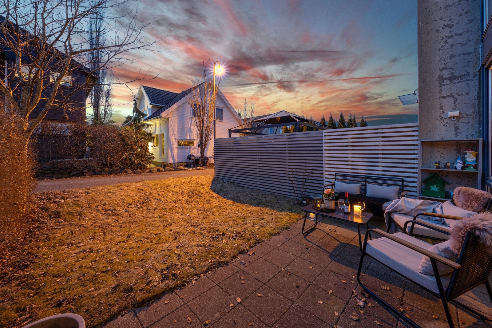 Terrassen er vestvendt som fanger opp mye av ettermiddags- og kveldsol. Galleribilde