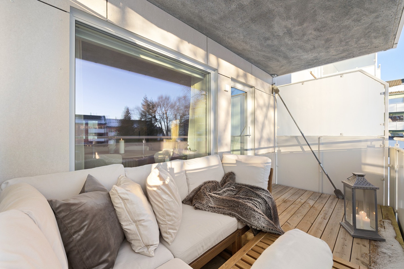 I anledning oppgradering av borettslaget ble det også montert nye 3-lags vinduer og verandadør med 3-lags glass. Blokkene fikk også nye balkonger, etterisolert med 10 cm vindtetting og nye fasadeplater. Galleribilde