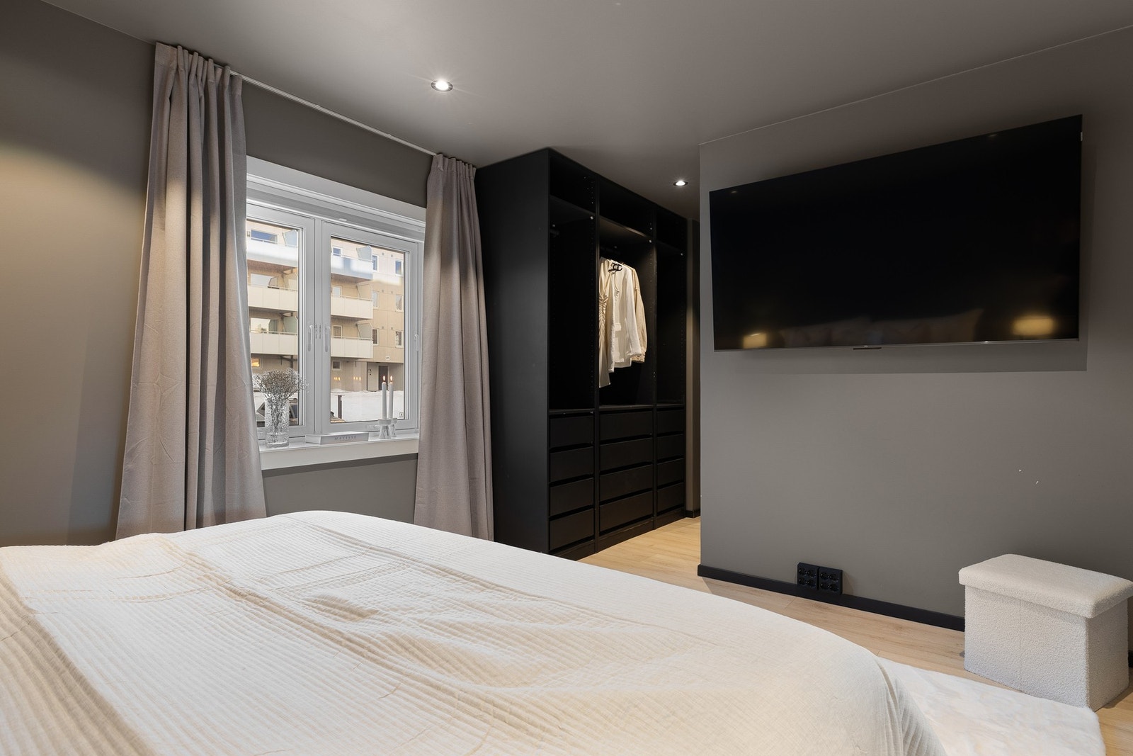 Rommet har også god plass til annet ønsket møblement, som en skrivepult eller en skjenk. Galleribilde