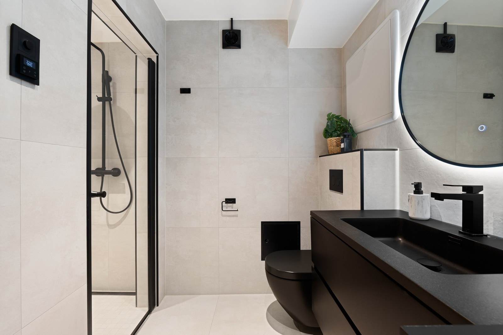 Stilrent, flislagt bad med pene 60x60 flis og lune varmekabler i gulvet. Galleribilde