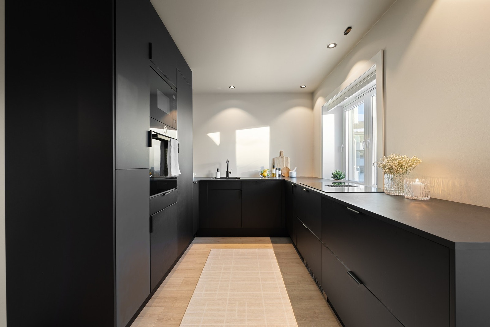 Stort og funksjonelt kjøkken med mye skap- og benkeplass, oppgradert i 2023. Galleribilde