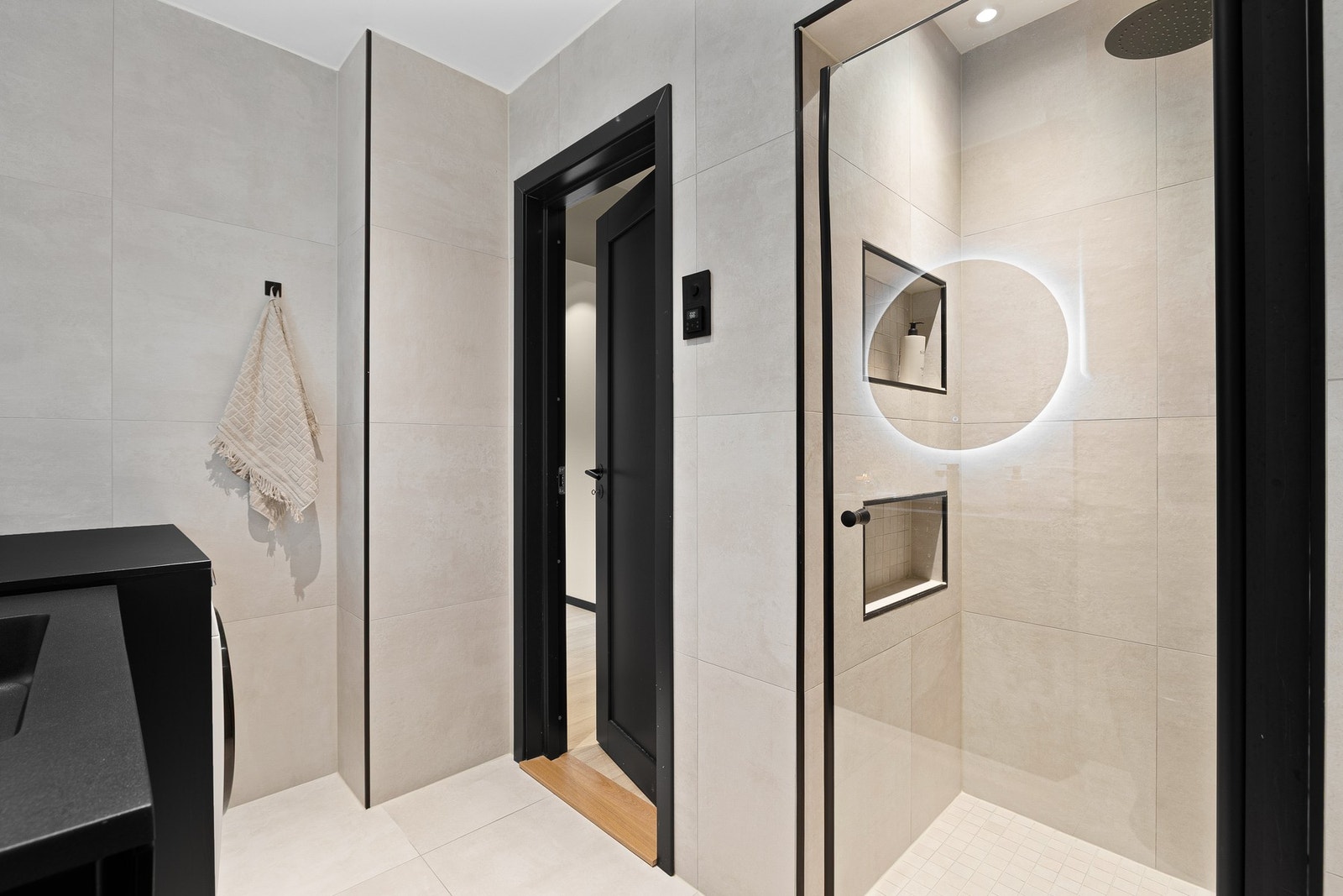 Badet er fra 2023, og alle overflater, røropplegg, sluk og det elektriske anlegget er oppgradert. Galleribilde