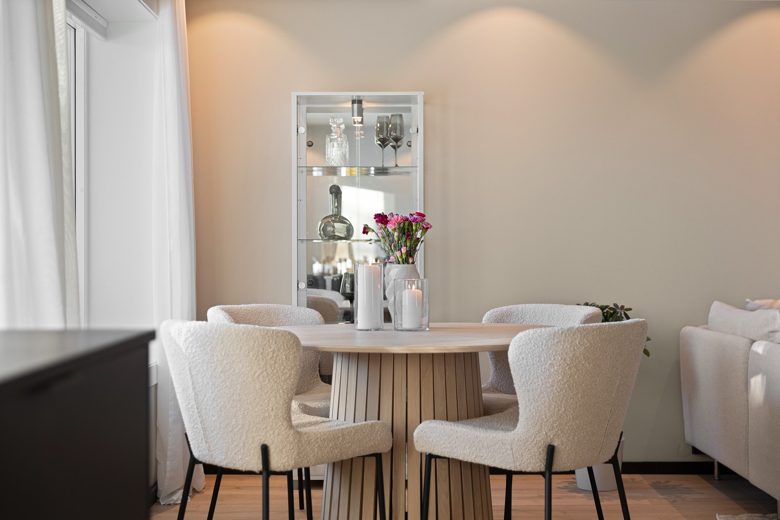 Hyggelig spisestue med plass til gjester. Galleribilde