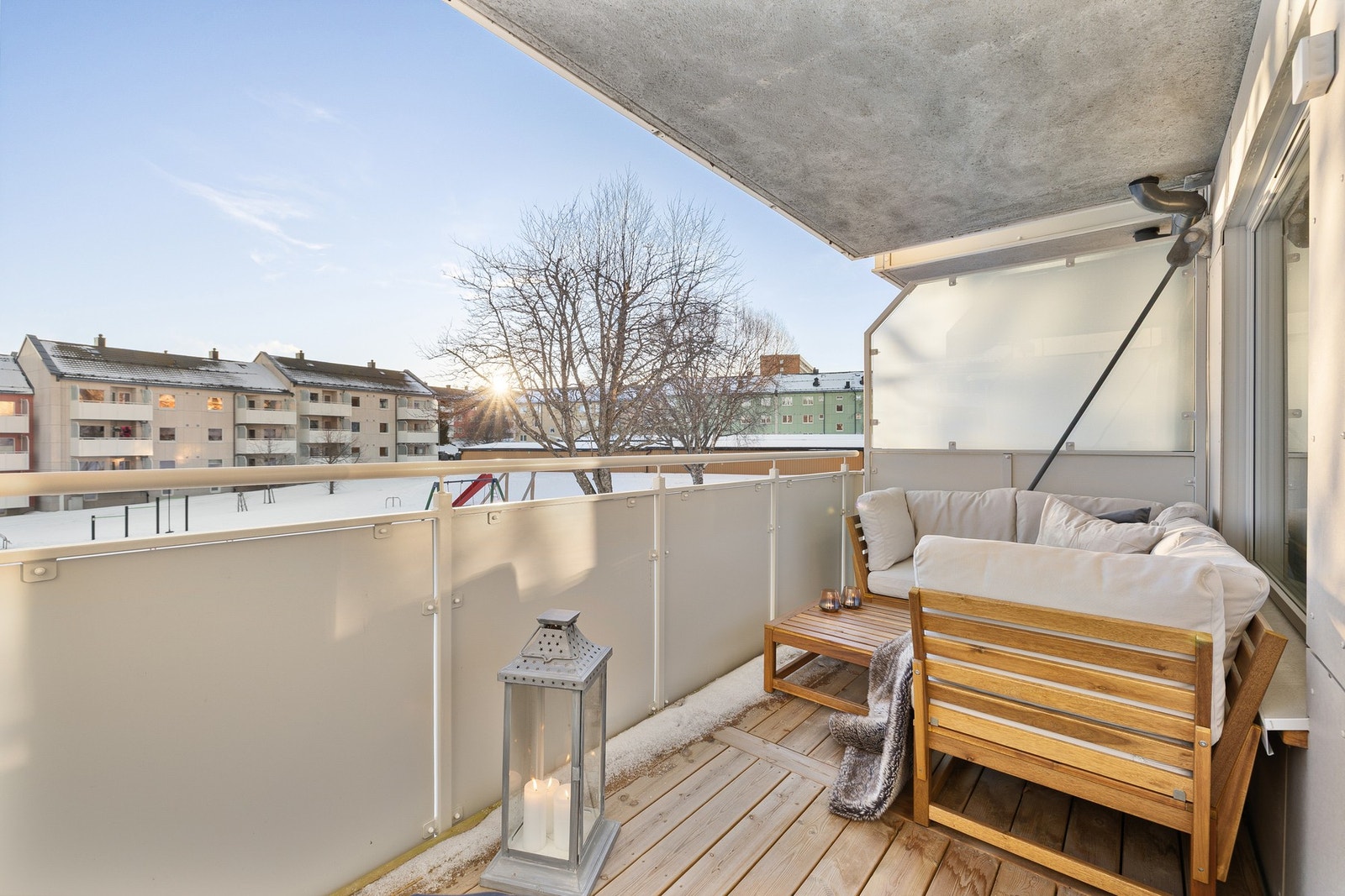 Stuen forlenges i en herlig, overbygd balkong på 7 kvm med god plass til sittegruppe. Galleribilde