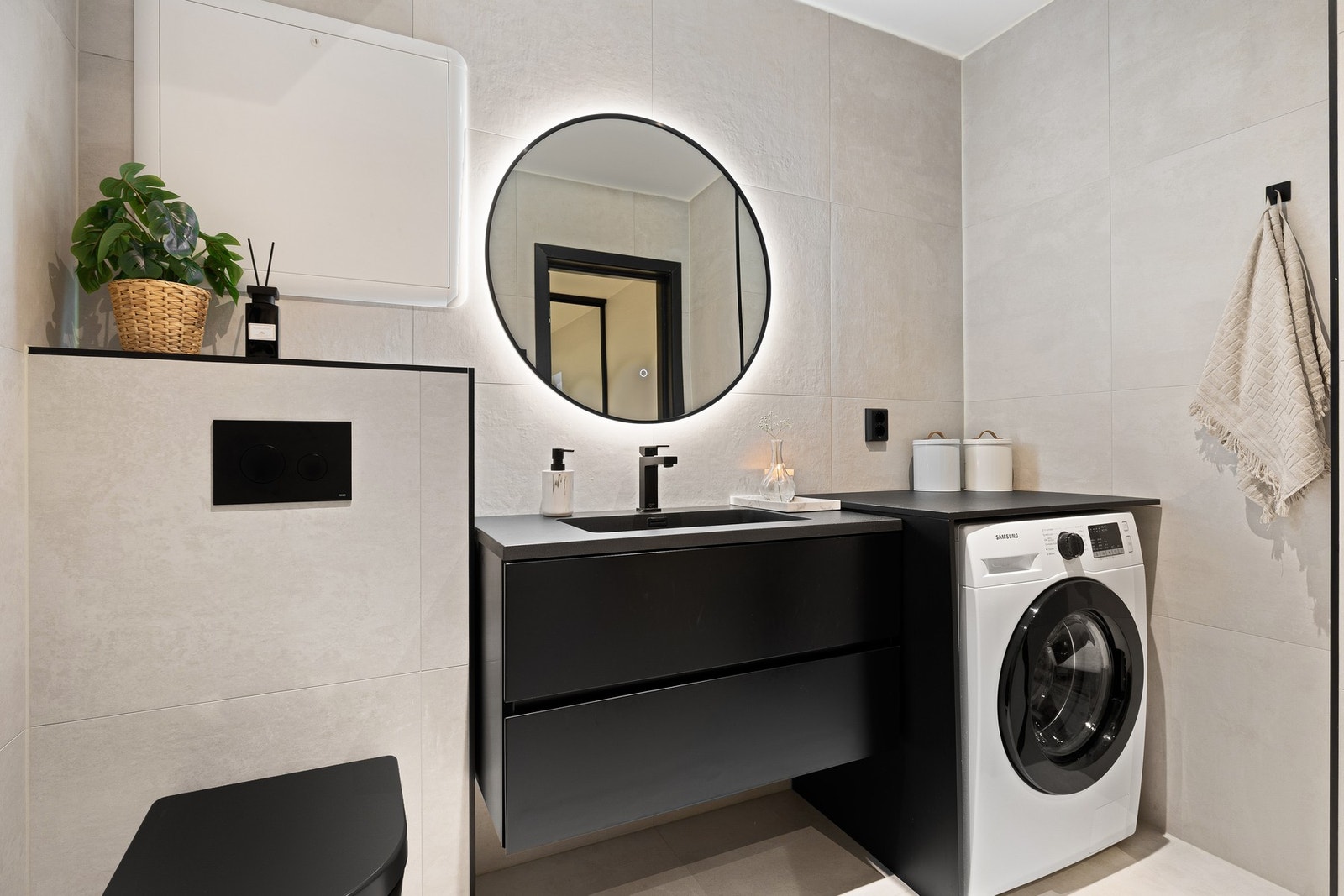 På badet er det også opplegg for vaskemaskin, med plassbygd innredning og ekstra benkeplass. Galleribilde