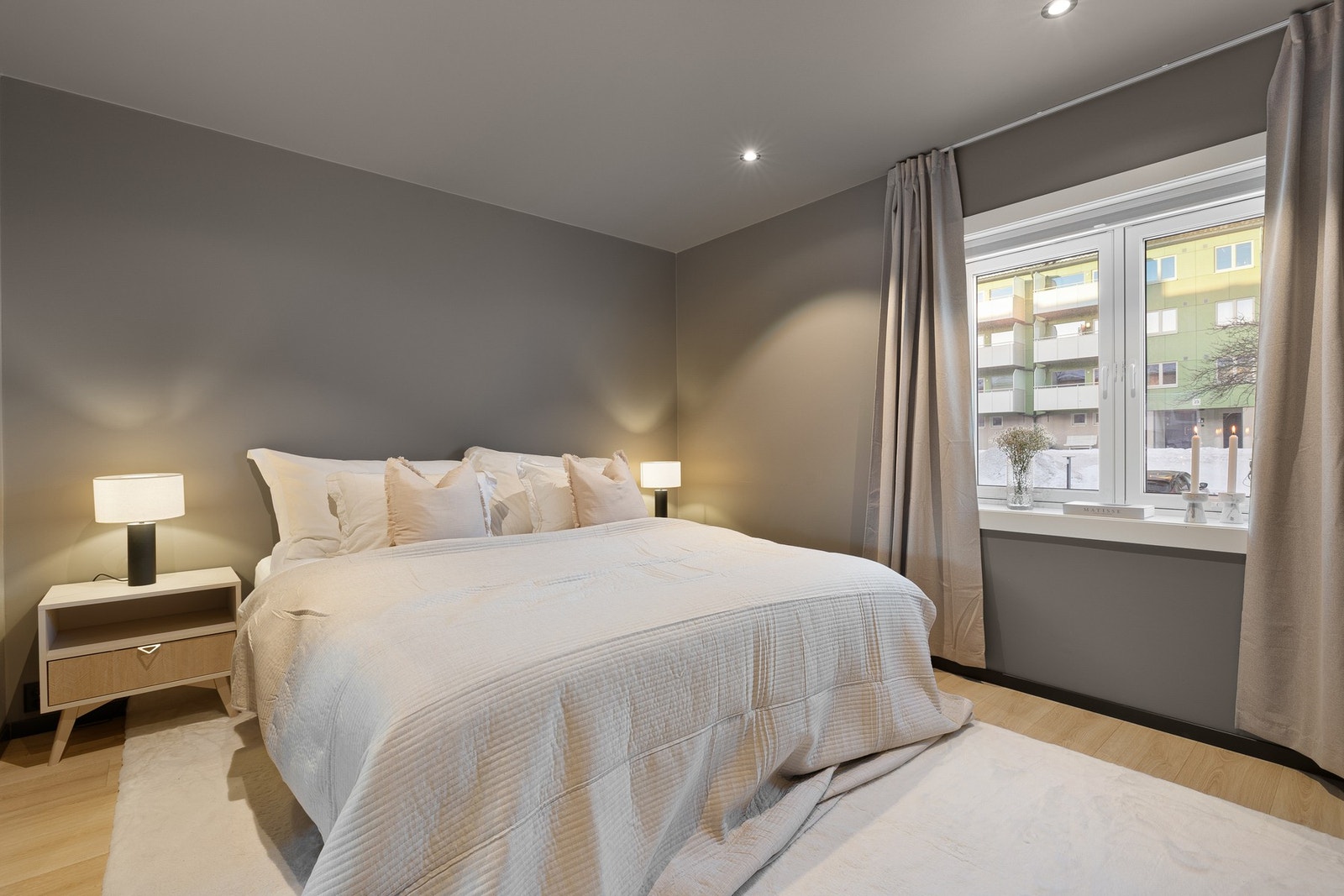 Stort og fint soverom på hele 15 kvm med egen walk-in garderobe. Galleribilde