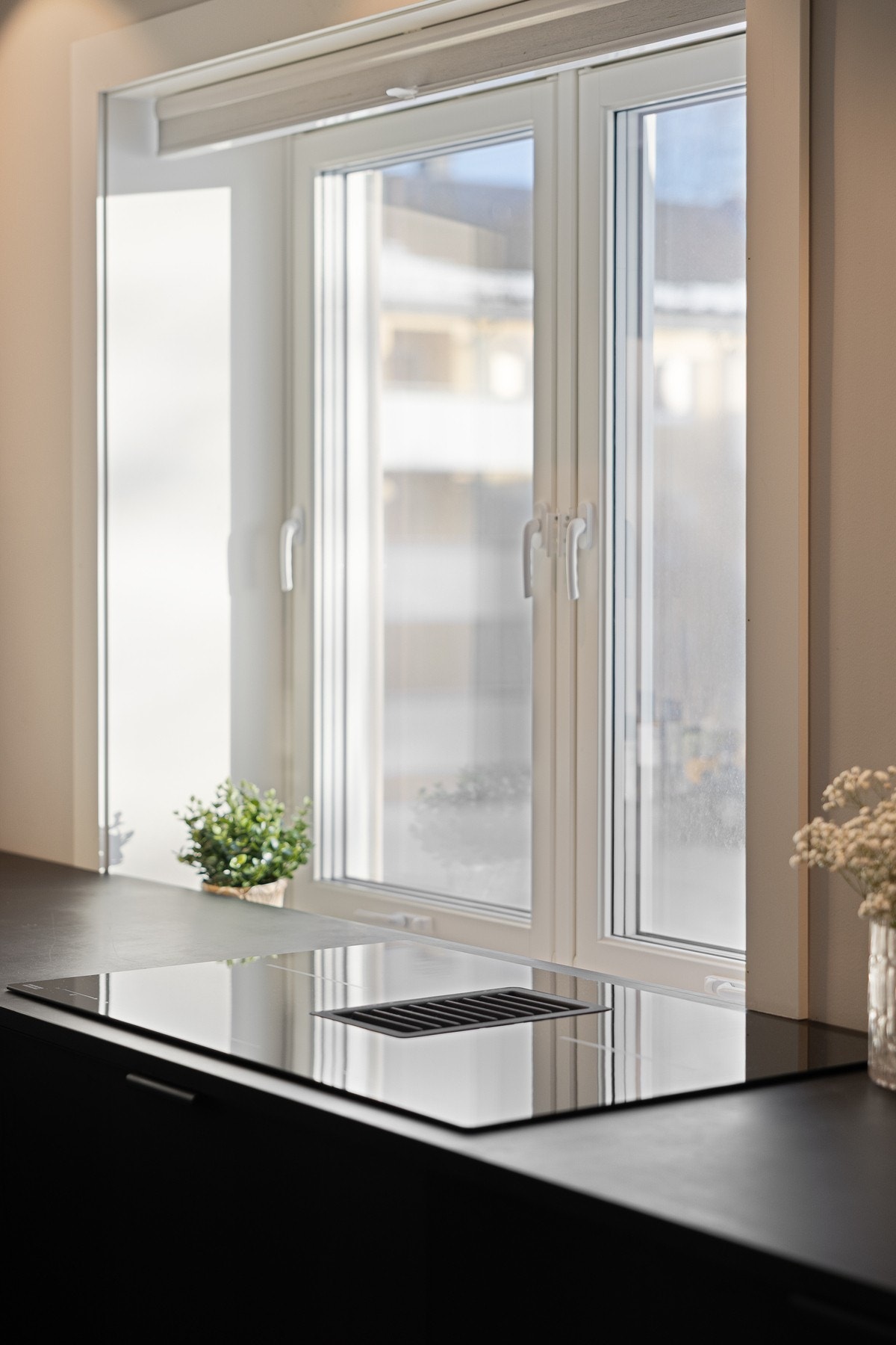 Fra benken er det fint utsyn, og den dype vinduskarmen passer godt til både urter og krydderhylle. Galleribilde