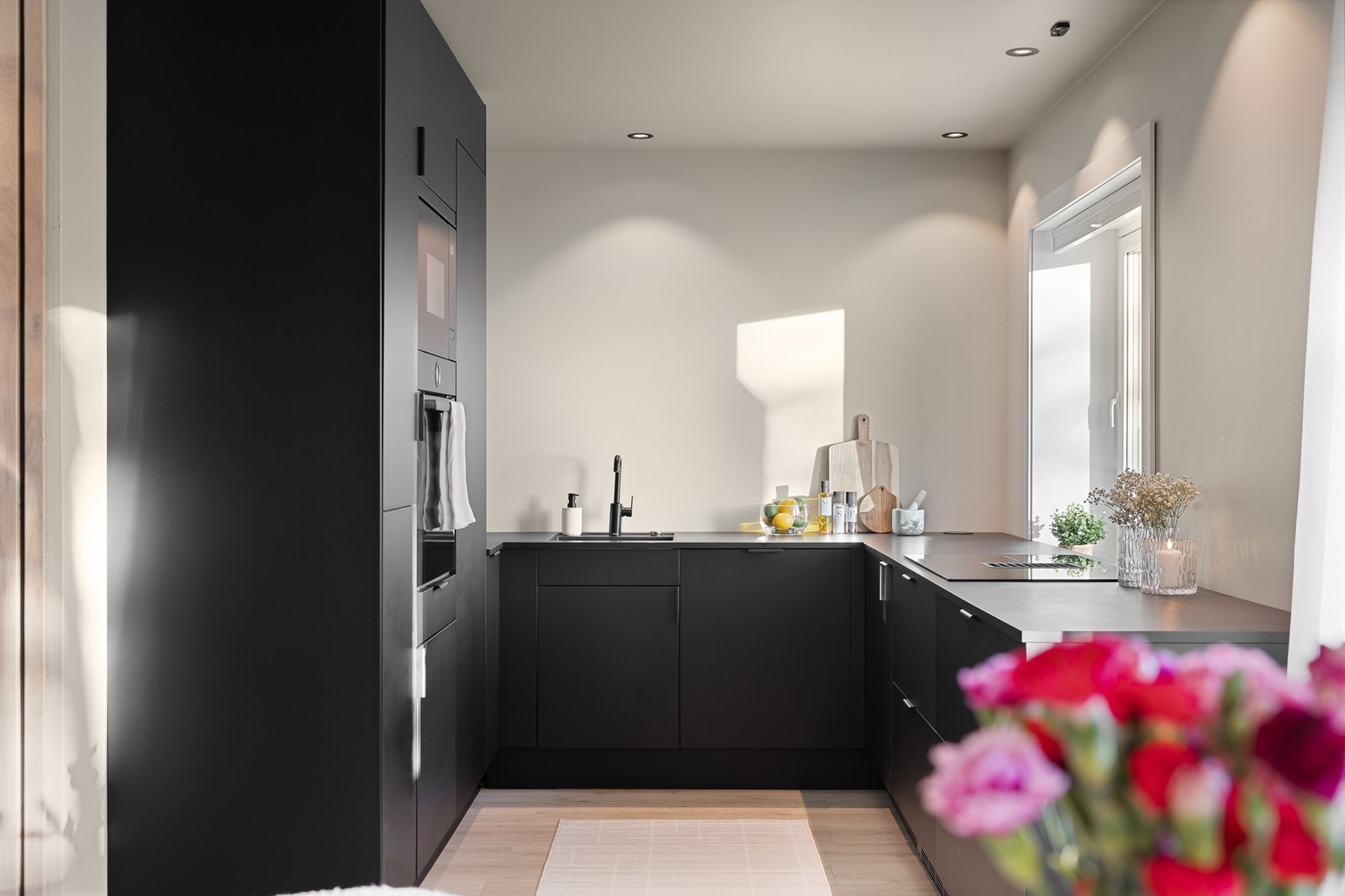 Integrerte hvitevarer består av frys-/kjøleskap, oppvaskmaskin samt stekeovn og mikrobølgeovn i praktisk høyde. Galleribilde