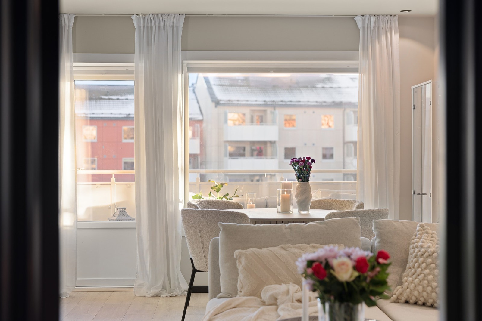 Det er montert spesialtilpassede, lystette plisségardiner i alle vindu. Galleribilde
