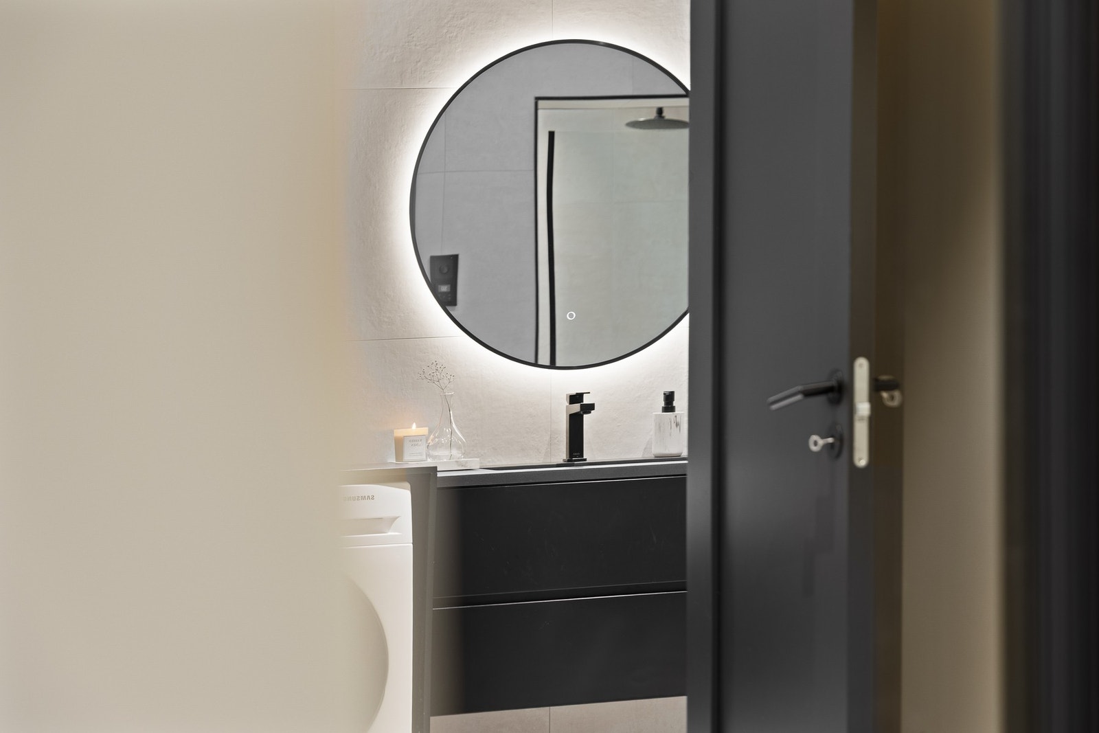 Dekorativt speil med integrert lys. Galleribilde