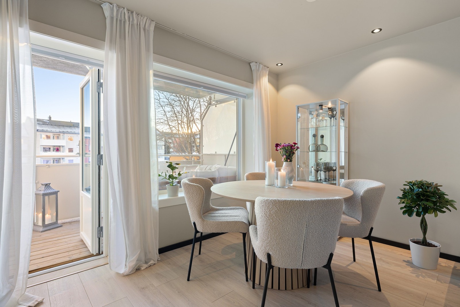 Leiligheten har svært god beliggenhet i borettslaget og ligger i en høy 1. etasje. Galleribilde