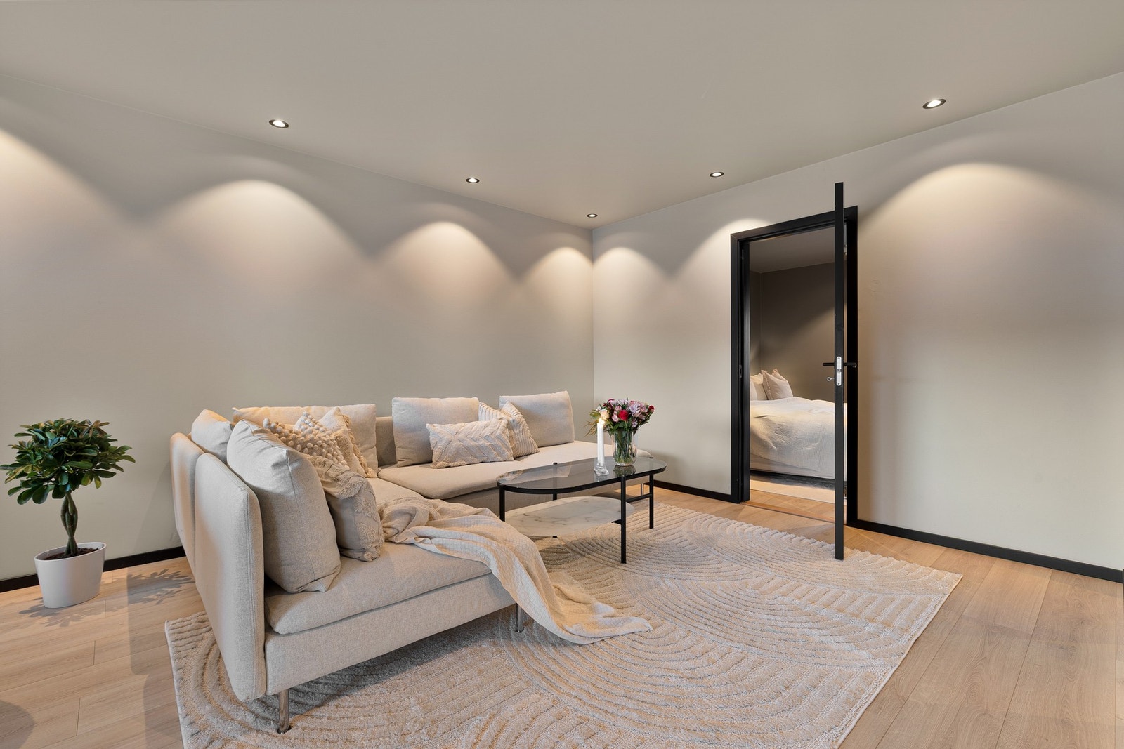 Lys og innbydende stue på 21 kvm med god plass til både sofakrok og spisestue. Galleribilde