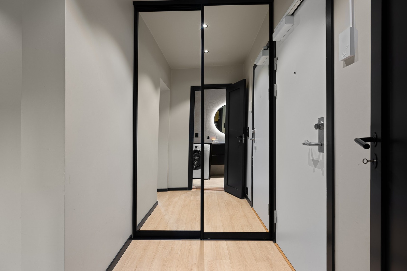 Hyggelig entré med oppbevaring i skyvedørsgarderobe. Leiligheten disponerer også god lagringsplass i tre eksterne boder. Galleribilde