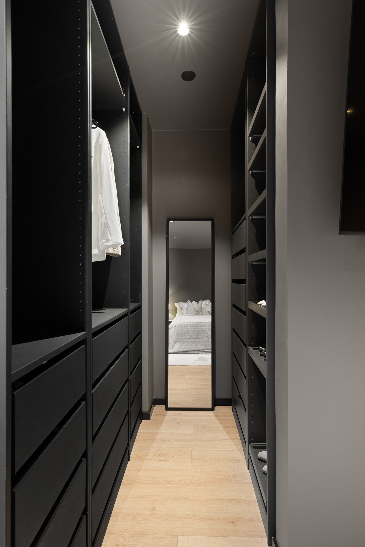 Plassbygde garderobeskap med IKEA PAX-innredning gir svært god oppbevaringsplass med både skuffer og mye klesoppheng. Galleribilde