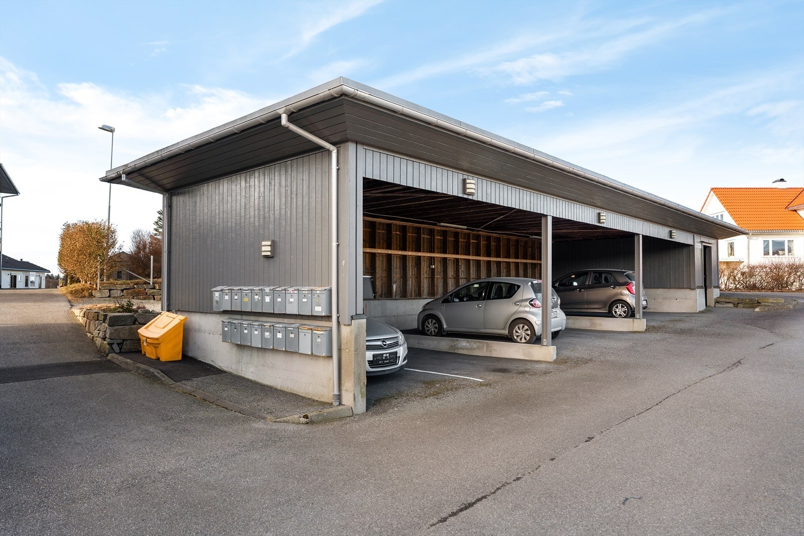 Parkeringsplass i carport i nabobygget Galleribilde