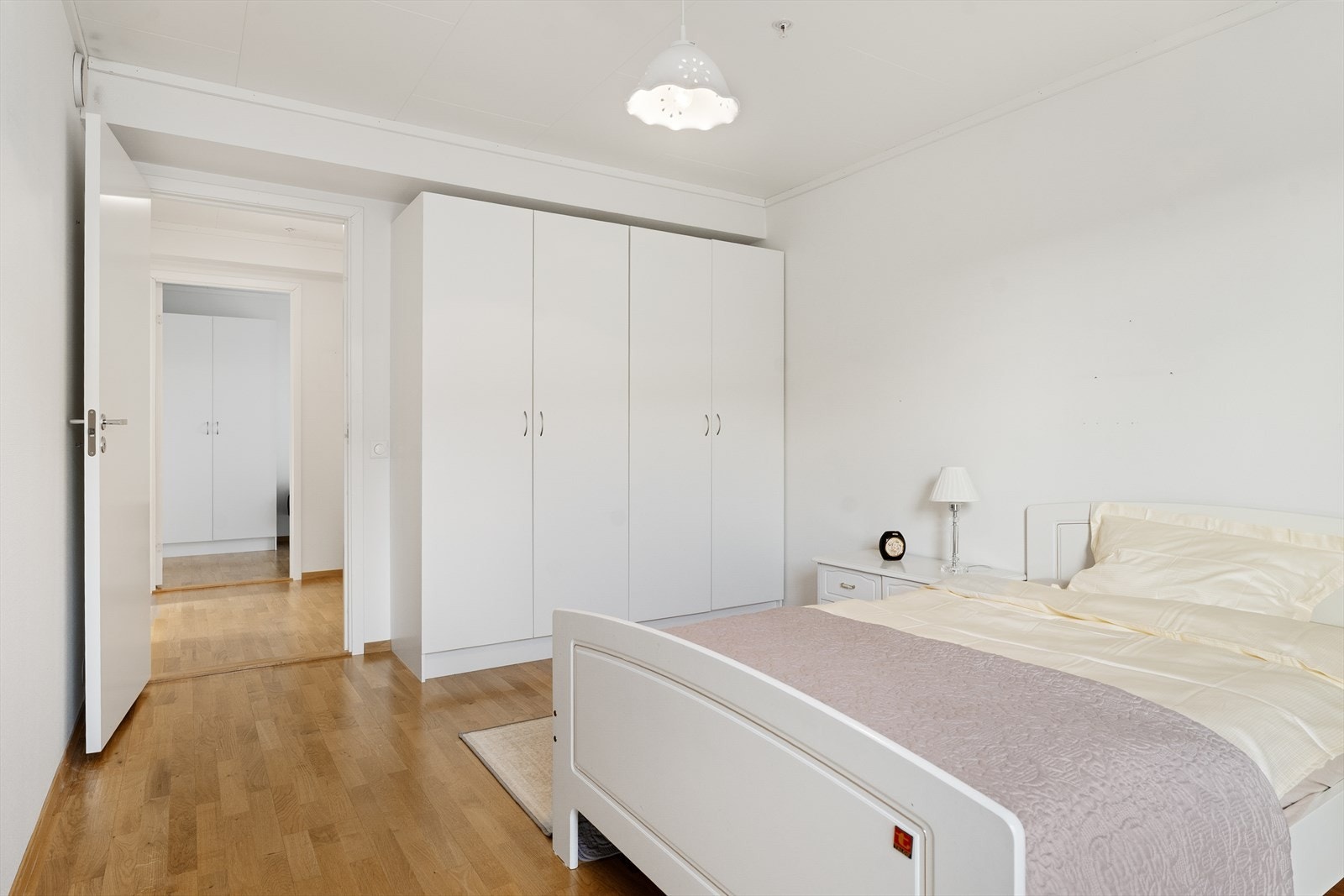 Romslig hovedsoverom med tilhørende garderobeskap med god plass til oppbevaring av klær Galleribilde