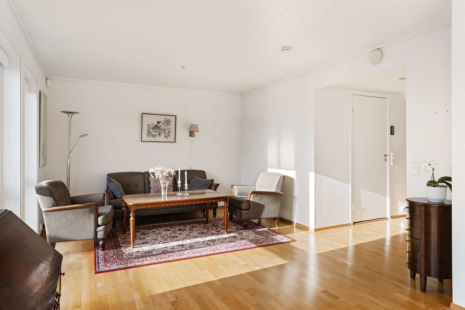 Lys og innbydende stue store vinduer som gir mye naturlig lys Galleribilde