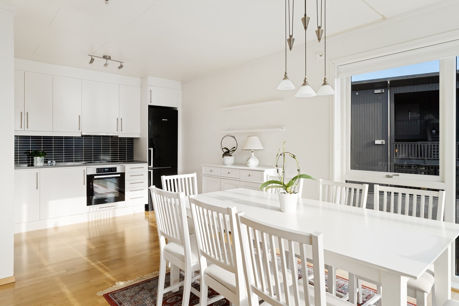 Sosial og åpen kjøkkenløsning til stue Galleribilde