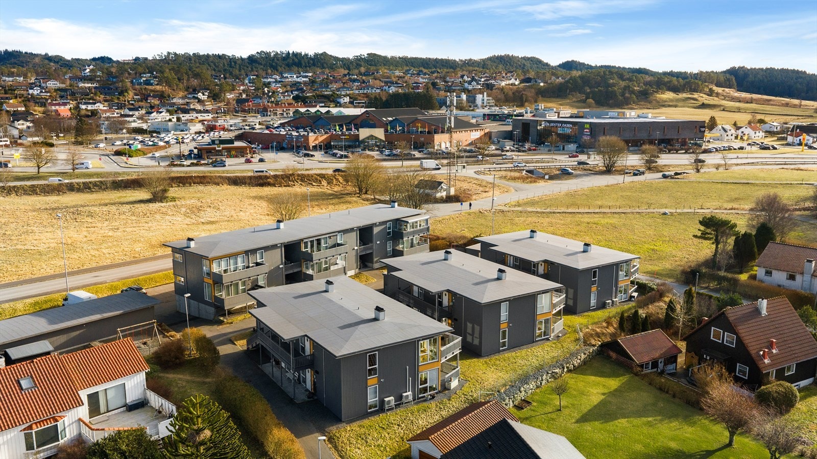 Kort avstand til henholdsvis Oasen Storsenter, Norheim industripark, Raglamyr/Amanda Storsenter og Haugesund sentrum. Galleribilde
