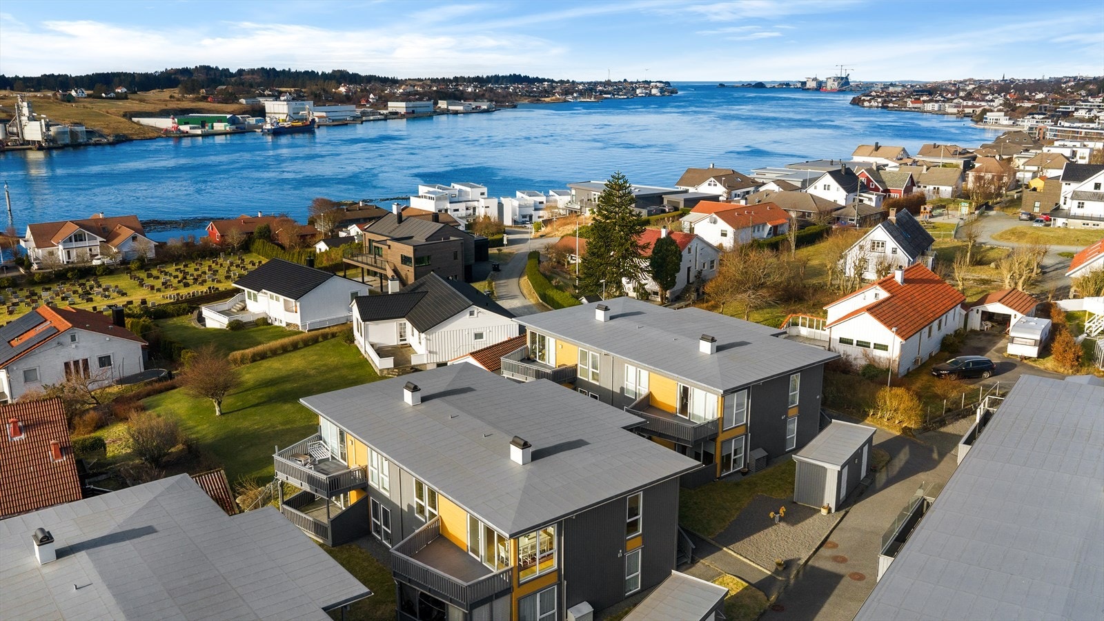Turmulighetene er mange, blant annet kan man spasere langs sjøen bare et lite stykke vest for eiendommen Galleribilde