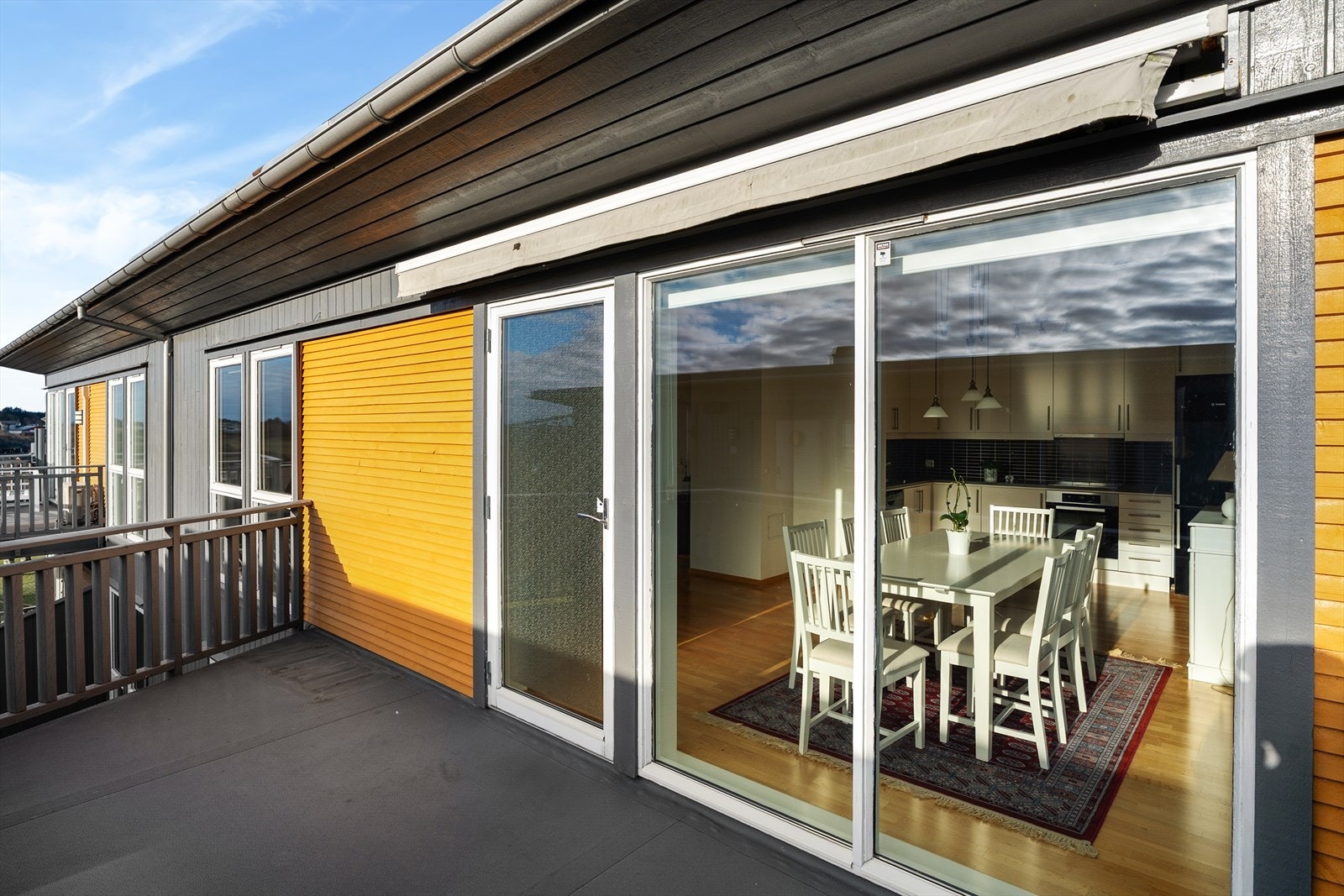 Utgang til balkong fra kjøkken/stue Galleribilde